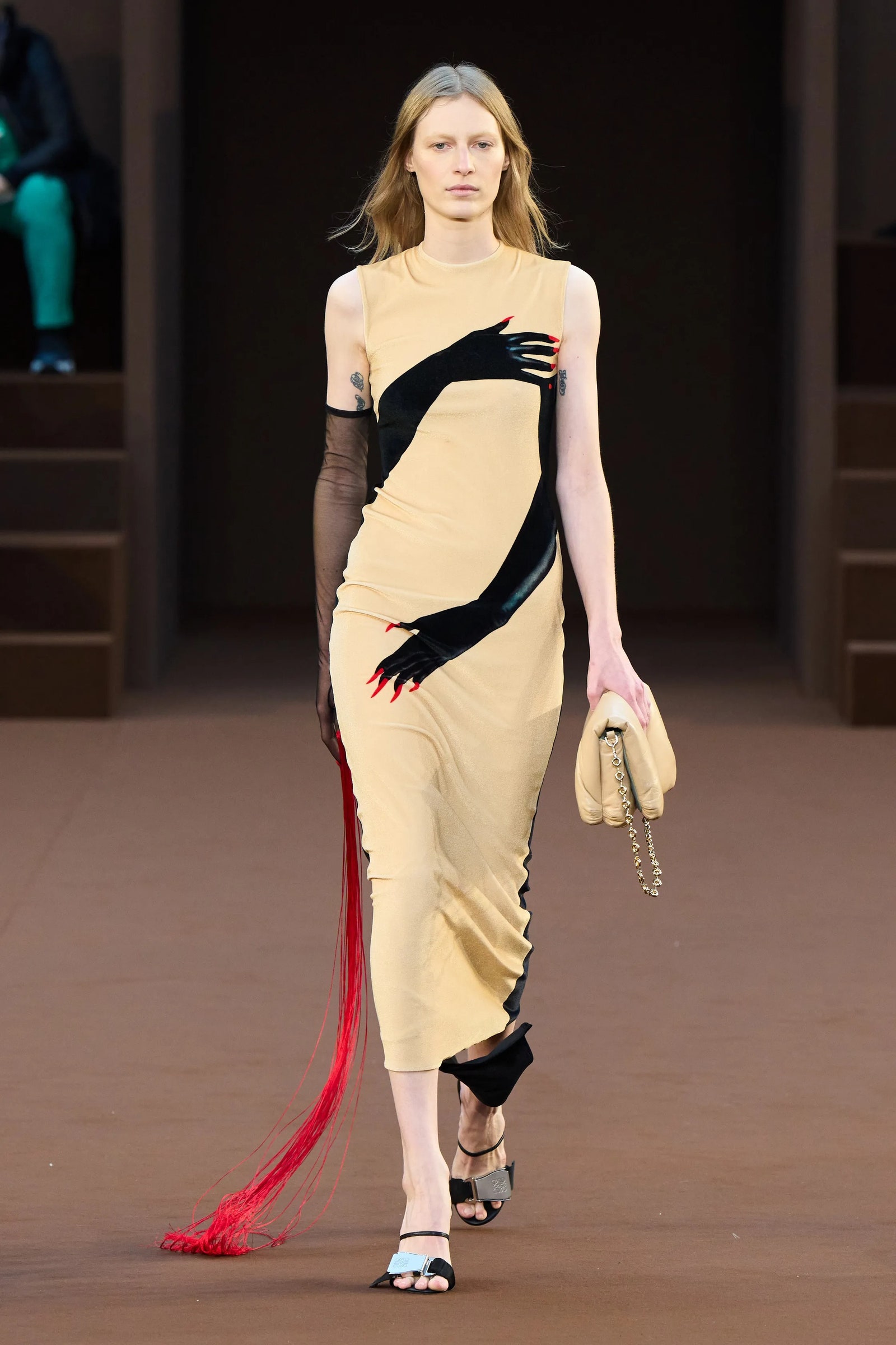 ارتدت المغنية نسخة مخصصة من مظهر Loewe Fall 22 هذا.