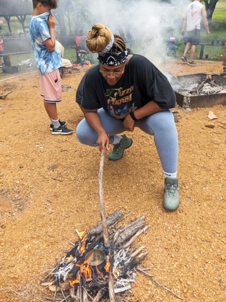 يميل Char Adams إلى حريق في Allex ، تكساس ، في Texas Survival School في مايو.