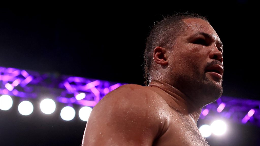 جويس يتعهد بإقصاء علي، ويصف ديفيز نفسه بأنه “بطل العالم القادم لبريطانيا”