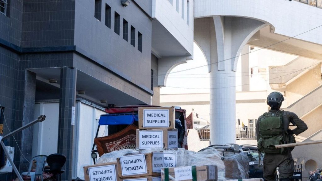 اشتباكات حول مجمع الشفاء وقوات الاحتلال تحاصره من جميع الجهات