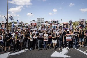 الآلاف من أهالي الأسرى الإسرائيليين يزحفون لمكتب نتنياهو