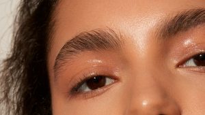 ما هو الميكروبليدينج؟ كل ما تحتاج لمعرفته حول علاج تعزيز الحواجب