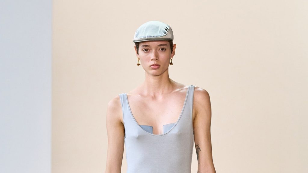 القبعات المسطحة لم تعد مخصصة لجدك فقط بعد الآن