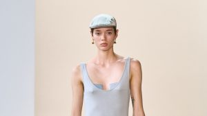 القبعات المسطحة لم تعد مخصصة لجدك فقط بعد الآن