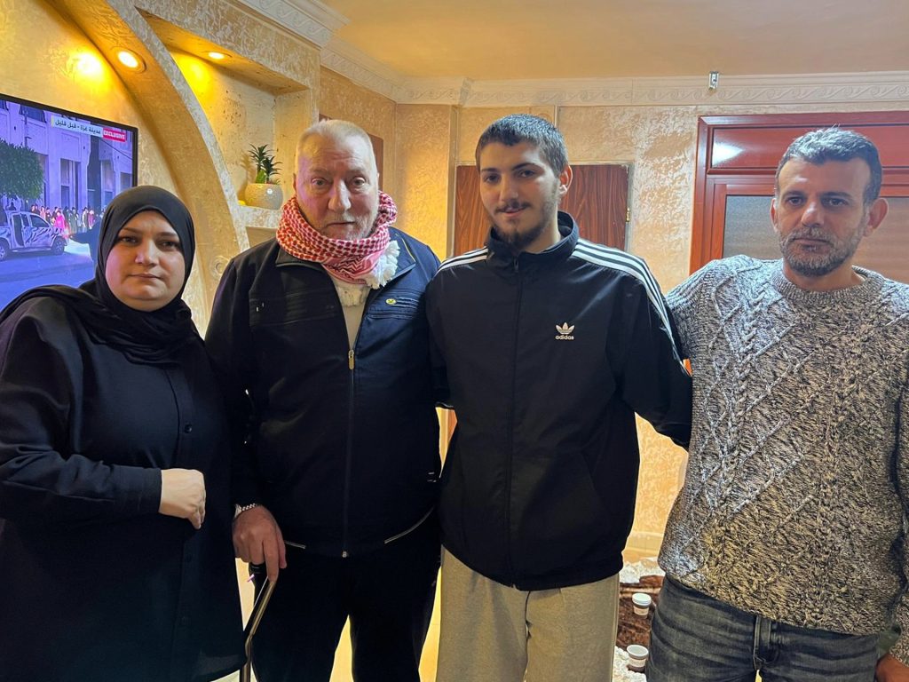 21 فتى مقدسيا يعانقون الحرية في الدفعة الثالثة من صفقة التبادل