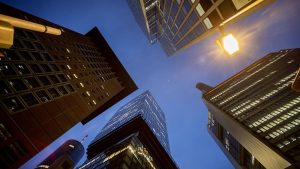 بروكسل تمدد الدعم المالي لشركات الاتحاد الأوروبي التي تعاني من ارتفاع أسعار الطاقة حتى يونيو 2024