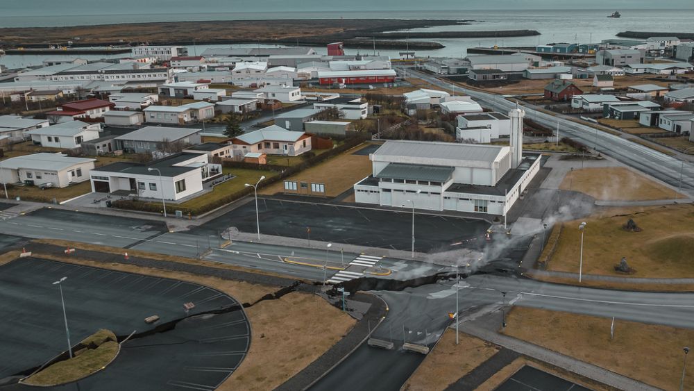 فيديو: شاهد: الشقوق المتصاعدة في قرية الصيد في أيسلندا بعد أسابيع من الزلازل البركانية الصغيرة