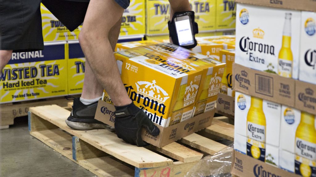 يقول جيم كريمر إن شركة Constellation Brands يمكنها خلق قيمة أكبر للمستثمرين إذا استثمرت في علاماتها التجارية الكحولية المتميزة