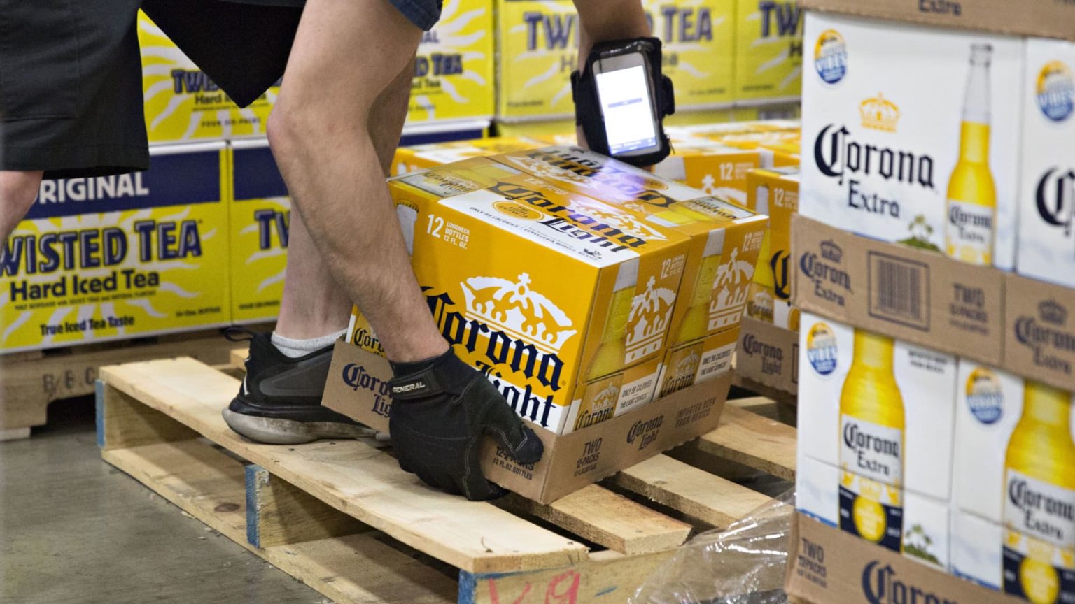 يقول جيم كريمر إن شركة Constellation Brands يمكنها خلق قيمة أكبر للمستثمرين إذا استثمرت في علاماتها التجارية الكحولية المتميزة