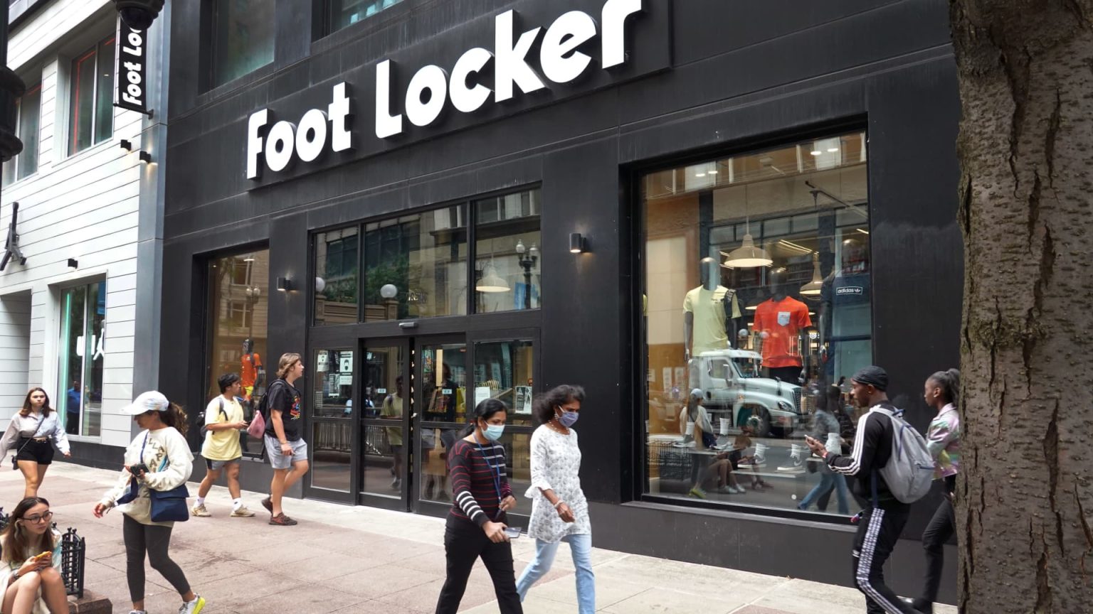 تقوم الأسهم بأكبر التحركات في منتصف النهار: Foot Locker وOkta وCarnival وShopify والمزيد
