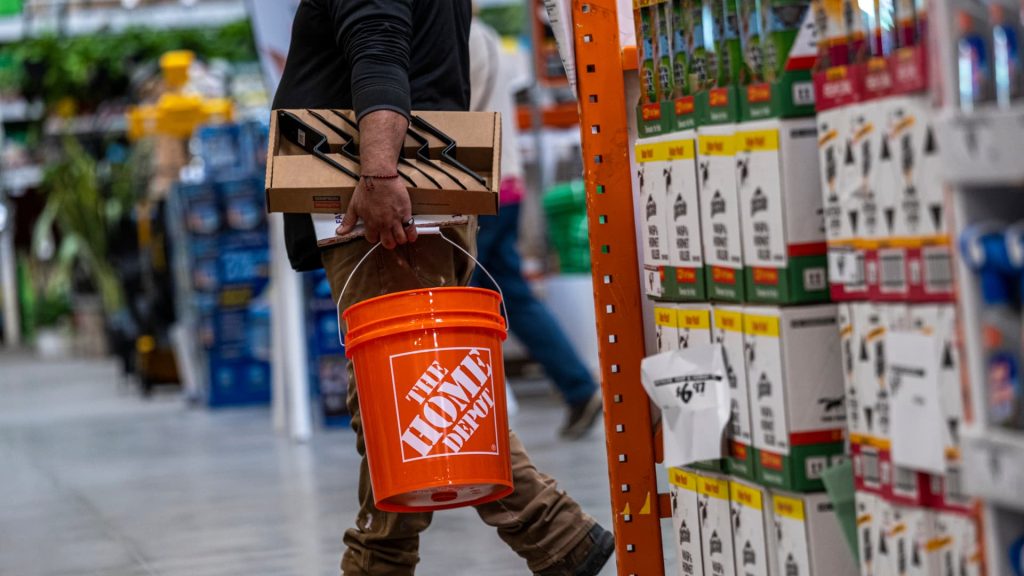 تفوقت أرباح شركة Home Depot، لكن شركة التجزئة تقدم توقعات فاترة مع انخفاض المبيعات