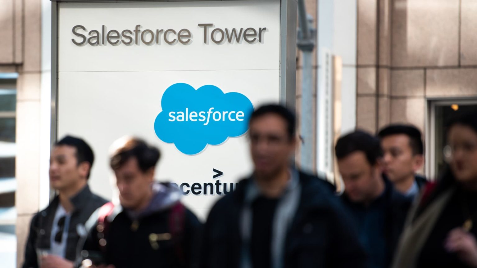 الأسهم التي تحقق أكبر التحركات في مرحلة ما قبل السوق: Salesforce وSnowflake وPure Storage والمزيد