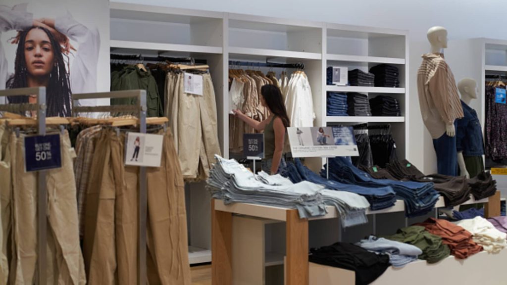 الأسهم التي تقوم بأكبر التحركات في منتصف النهار: Gap وRoss Stores وTenet Healthcare والمزيد