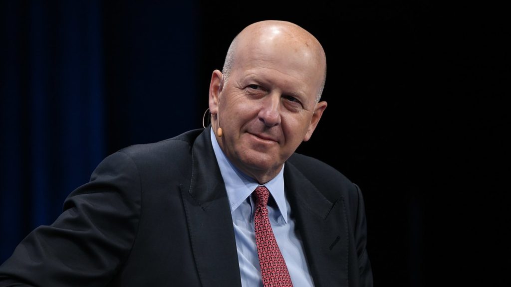 تحاول شركة Apple فك شراكتها الخاصة ببطاقات الائتمان مع Goldman Sachs