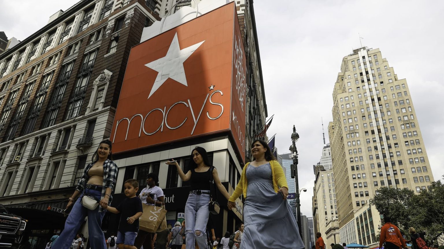 ينبثق سهم Macy’s حيث يساعد تحسين المخزون والهامش في تجاوز التقديرات