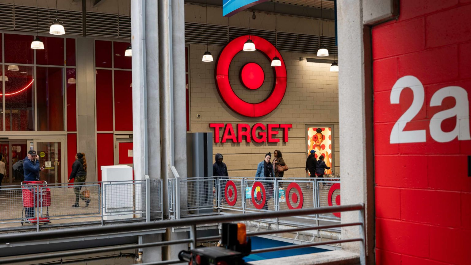 الأسهم التي تحقق أكبر تحركات ما قبل السوق: Target، وTJX، وSirius XM، وAdvance Auto Parts والمزيد