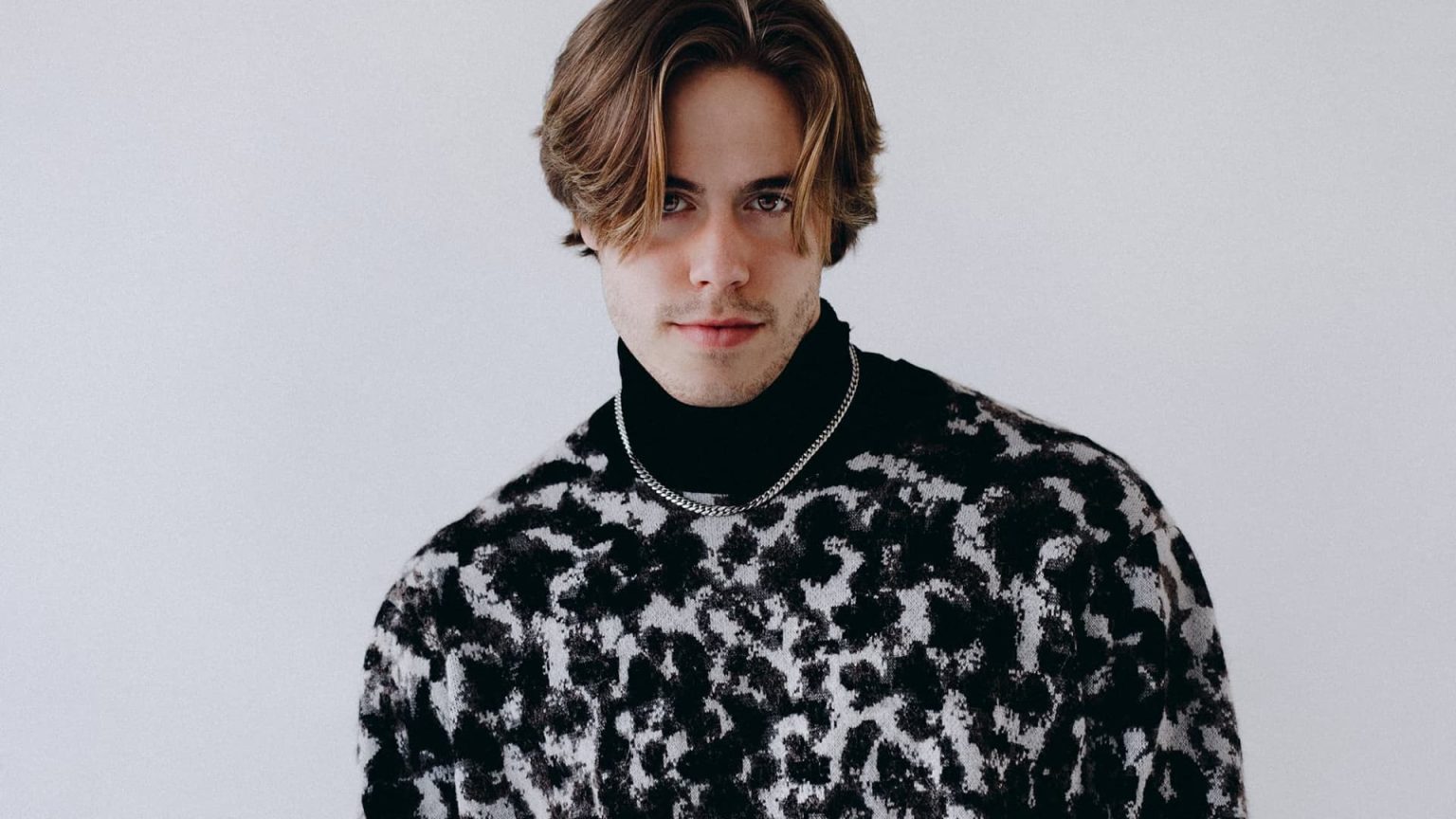 شاب يبلغ من العمر 26 عامًا يحصل على 33 ألف دولار سنويًا من مشروع جانبي مدته دقيقتين ولا يكلف شيئًا للبدء