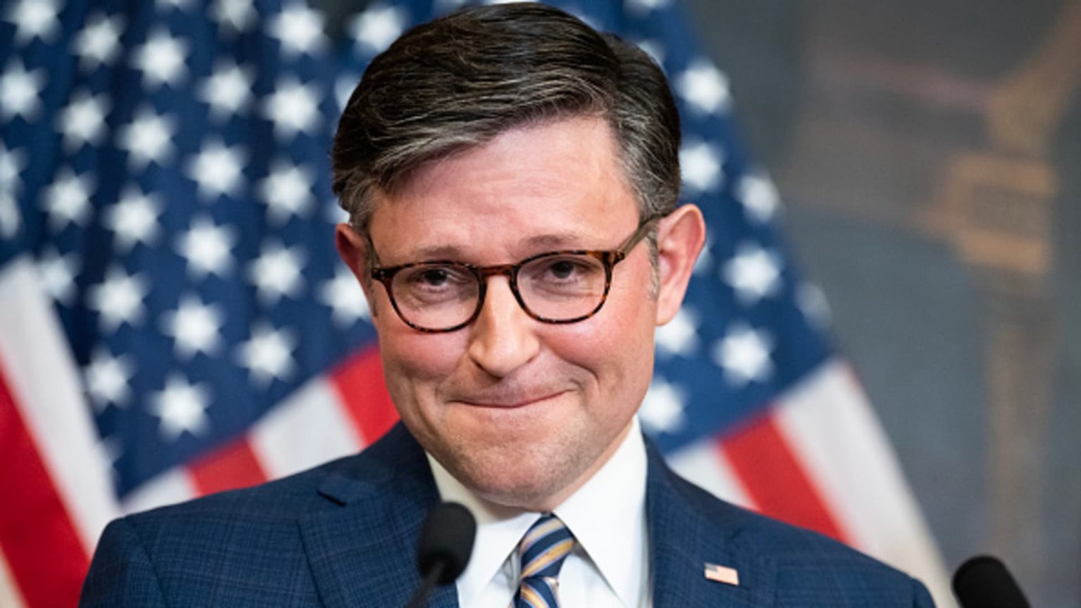 رئيس مجلس النواب مايك جونسون يؤيد ترامب ويدافع عن مزاعم “الانتخابات المسروقة”.