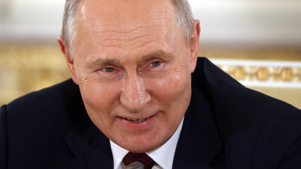 وتستمتع روسيا بالانقسامات بين الصين والولايات المتحدة، وتصب الماء البارد على محادثات شي-بايدن