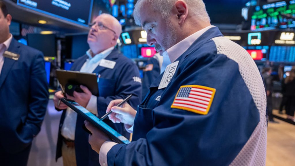 يعتقد السوق أن بنك الاحتياطي الفيدرالي سيبدأ في خفض أسعار الفائدة بقوة. يمكن أن يتعرض المستثمرون لخيبة أمل