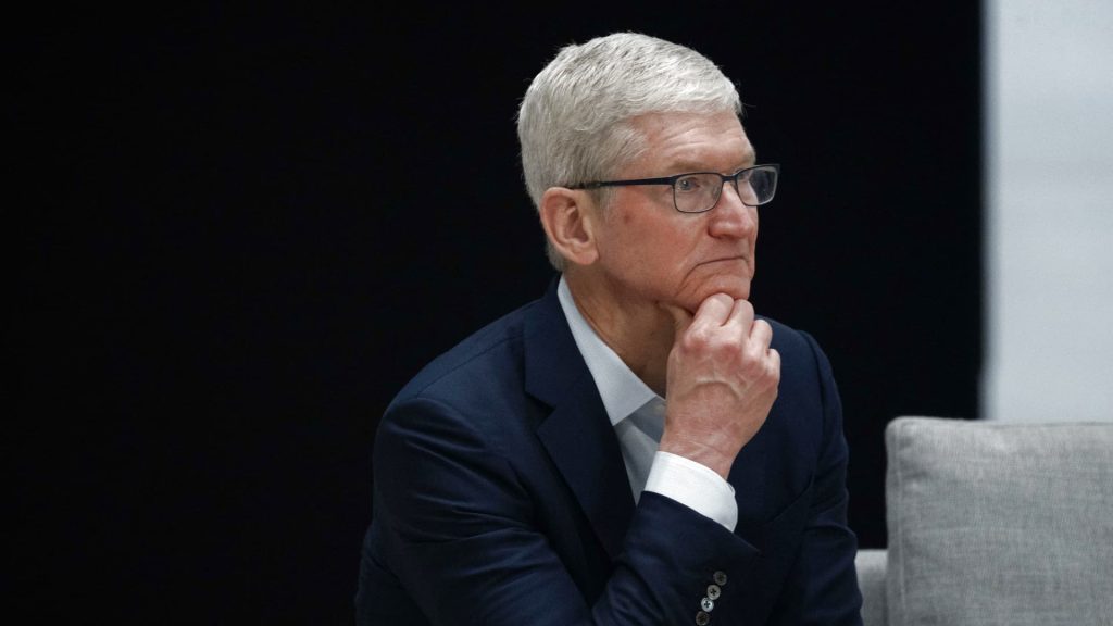 تقوم Apple وDisney وشركات إعلامية أخرى بإيقاف الإعلانات على X بعد أن قام Elon Musk بالترويج لتغريدة معادية للسامية