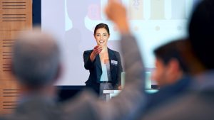 يقول الخبراء إن الكلمات الأربع “الاختراقية” التي يستخدمها الأشخاص الواثقون من أنفسهم لإقناع الآخرين بالاتفاق معهم، تجعلك “مؤثرًا”