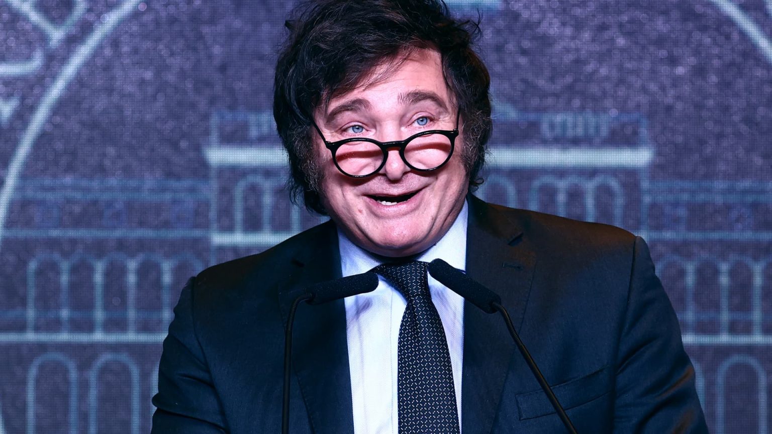 مايلي الشعبوية المعجبة بترامب تفوز في الأرجنتين، مما يجعل البلاد أقرب إلى الاقتصاد الدولاري