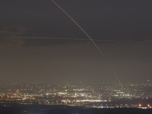 القسام تقصف تل أبيب بواحدة من أكبر الرشقات الصاروخية