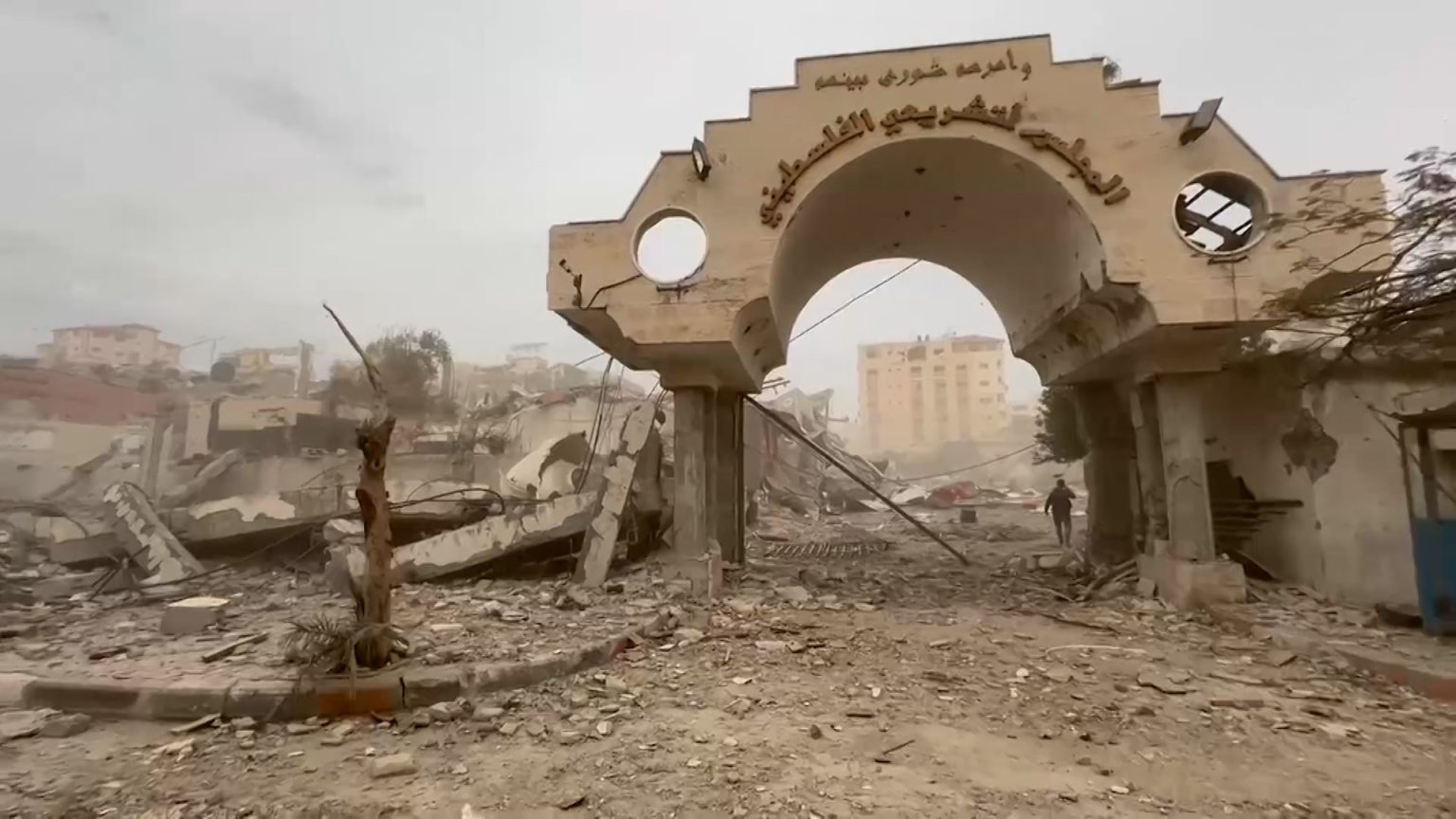 مشاهد خاصة تظهر دمارا واسعا بالمجلس التشريعي في مدينة غزة