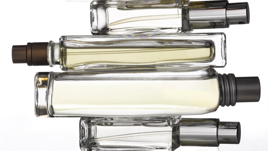 وضع طبقات من العطر هو سر ابتكار رائحة مميزة، وإليك كيفية القيام بذلك
