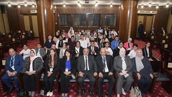 بمبادرة من التنسيقية.. مجموعة من الطلاب بحملة “بيئتنا .. مسئوليتنا” يزورون البرلمان