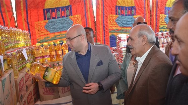 محافظ بني سويف يتفقد معرض السلع الأساسية والاستراتيجية بمدينة سمسطا