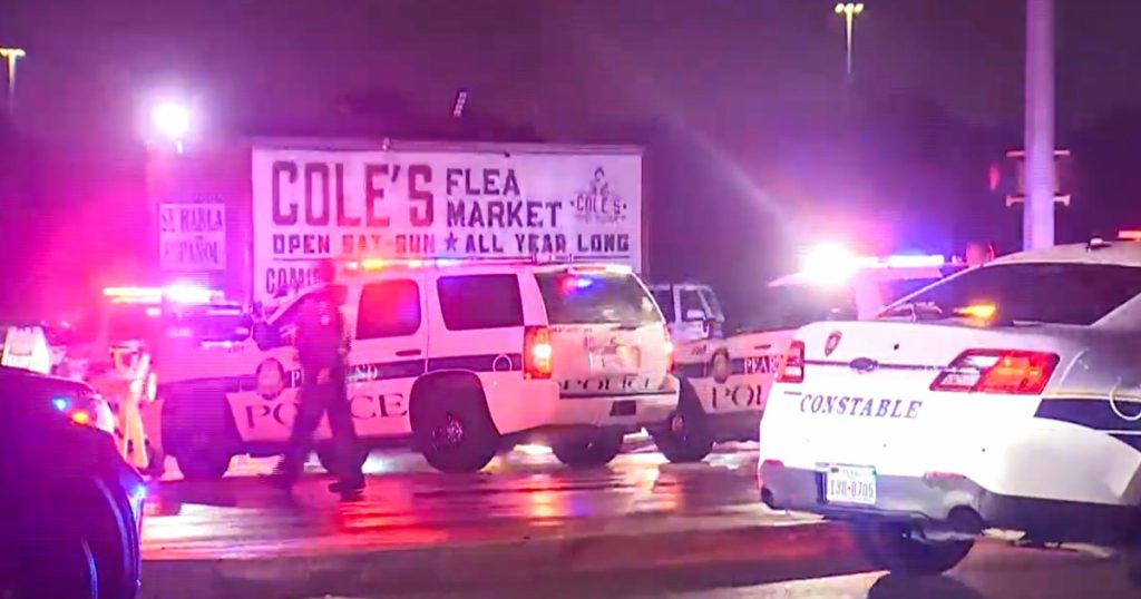 استسلم مراهق في حادث إطلاق نار في سوق للسلع الرخيصة والمستعملة في منطقة هيوستن، مما أدى إلى مقتل شاب وإصابة 4 آخرين