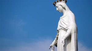 تمثال السيدة مريم العذراء يبكي دموعا حقيقية داخل الكنيسة.. ماذا حدث؟