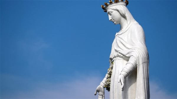 تمثال السيدة مريم العذراء يبكي دموعا حقيقية داخل الكنيسة.. ماذا حدث؟