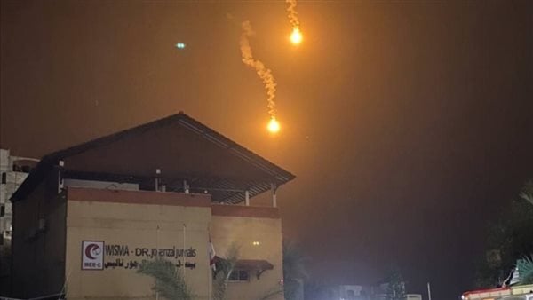 الاحتلال الإسرائيلي يطلق قنابل مضيئة في محيط المستشفى الإندونيسي