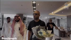 تامر عاشور يصل السعودية استعدادا لحفل “ليلة الدموع”