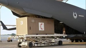 وصول طائرة مساعدات من الأردن لمطار العريش تمهيدًا لنقلها إلى قطاع غزة