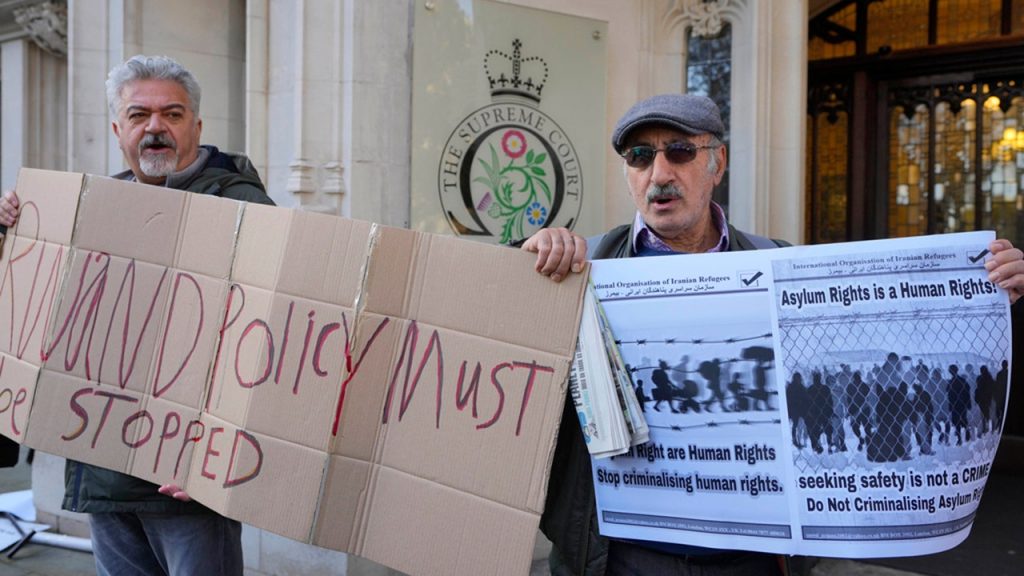 المملكة المتحدة تتعهد بمواصلة جهودها لترحيل المهاجرين غير الشرعيين إلى دولة أفريقية، على الرغم من ضربة المحكمة