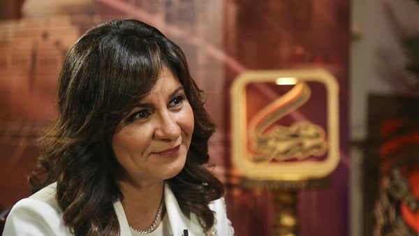 نبيلة مكرم تكشف تفاصيل موقف طريف لها مع أحد المصريين بالخارج