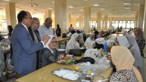 رئيس جامعة حلوان في جولة تفقدية للمطعم المركزي والاستماع لآراء الطلاب