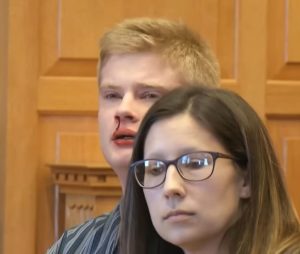 مراهق قاتل ينتحب، ويصاب بالدم في أنفه بعد الحكم عليه بالسجن مدى الحياة لضربه مدرس لغة إسبانية حتى الموت بسبب سوء تقديره