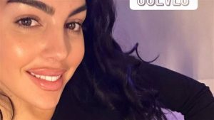 بملابس لافتة .. صديقة كريستيانو رونالدو تسحر العيون| شاهد