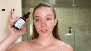 مراجعة SkinCeuticals CE Ferulic: لماذا يعتبر منتج فيتامين C القياسي الذهبي