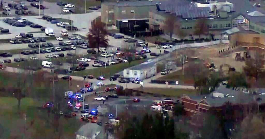 قُتل شخص واحد قبل أن يطلق جندي من نيو هامبشاير النار على مسلح في مستشفى للأمراض النفسية