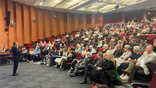 وزيري يلقي محاضرة عن الاكتشافات الأثرية بجامعة سيدني