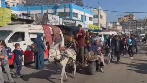 الفلسطينيون يخلون جباليا قسرا على عربات الدواب وسيراً على الأقدام|فيديو