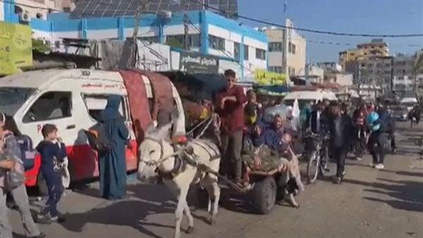 الفلسطينيون يخلون جباليا قسرا على عربات الدواب وسيراً على الأقدام|فيديو