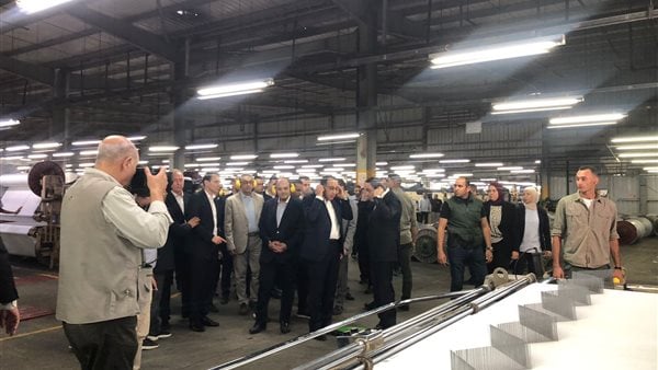 رئيس الوزراء يتفقد مصنعا للغزل والنسيج بالعاشر من رمضان.. صور