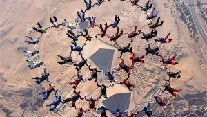 تحدى الفراعنة.. نائب وزير السياحة تشارك في انطلاق الحدث الرياضي للقفز بالمظلات بالأهرامات